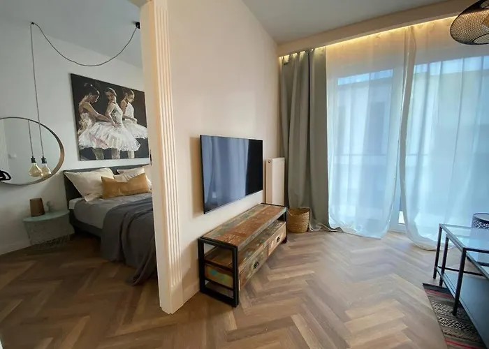 Art Marina Nad Rzeka Z Bezplatnym Parkingiem Wrocław