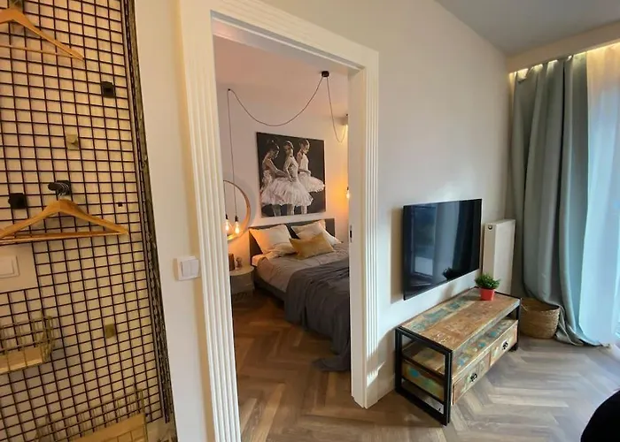 Art Marina Nad Rzeka Z Bezplatnym Parkingiem