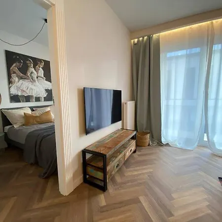 Art Marina Nad Rzeka Z Bezplatnym Parkingiem فروتسواف