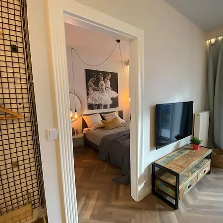 Art Marina Nad Rzeka Z Bezplatnym Parkingiem